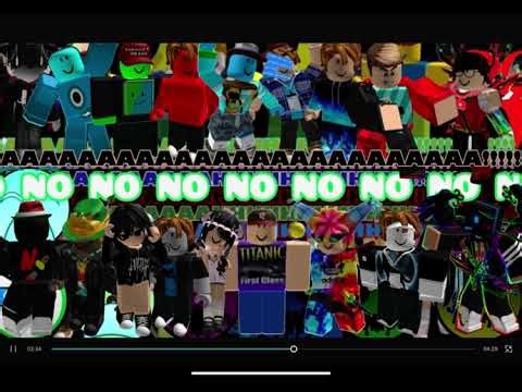 Windows 10 Kilkscreen with 18 Roblox Players