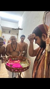 Vidwans from Kashi took the blessings of Jagadguru Shankaracharya of Moolamnaya Sarvajna Shri Kanchi Kamakoti Peetham Sri Satya Chandrashekharendra Saraswati Mahaswami Ji and presented Triveni Sangama Teertham and Prasadams from Kashi Vishwanath Temple. Jaya Jaya Shankara 🙏 Hara Hara Shankara 🙏 | Kamakoti Nilaya