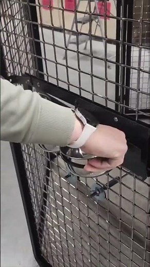 Rotating Feeding Station