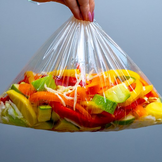 Sebzeleri kızartmayın veya haşlamayın! Bu basit numarayı deneyin. Yararlı ve lezzetli! Malzemeler: lahana - 300 g kırmızı dolmalık biber - 1 adet sarı dolmalık biber - 1 adet turuncu dolmalık biber - 1 adet kabak - 2 adet havuç - 1 adet patates - 3 adet sarı elma - 1 adet zeytin yağı - 50 ml tuz - 7 g karabiber - 5 g kekik - 5 g tatlı pul biber - 5 g sarımsak - 3 diş 180°C ISITILMIŞ FIRINA/20 dakika sos için: yoğurt - 150 g salatalık - 1 adet yeşil soğan - 20 g tuz - 3 g karabiber - 3 g | Cookra