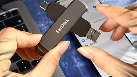 闪迪1TB USB3.2 Type-C双接口U盘，读速1000MB/s，高速传输轻松应对4K视频备份、文件互传，办公学习效率翻倍，出差旅行必备。