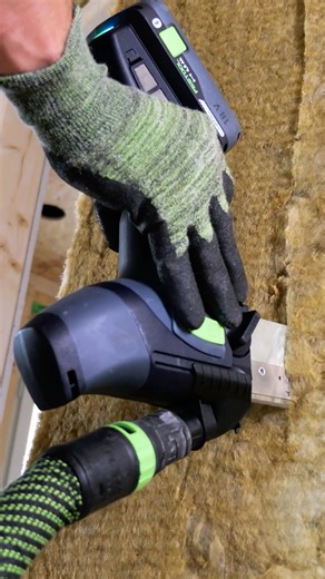 🟢 De accu-isolatiezaag ISC 240 Tocht en kou in huis? Tijd om te isoleren! Met de ISC 240 zaag je snel en gemakkelijk door verschillende isolatiematerialen. Met wat voor soort isolatie werk jij? Bekijk de ISC 240 hier 👉 www.festool.nl/@576571 | Festool