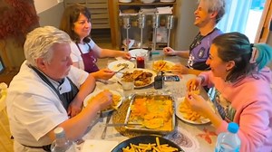 ¡QUÉ BONITO ES COMER EN FAMILIA! 👨‍👩‍👦‍👦​. | Arrozydesgracias