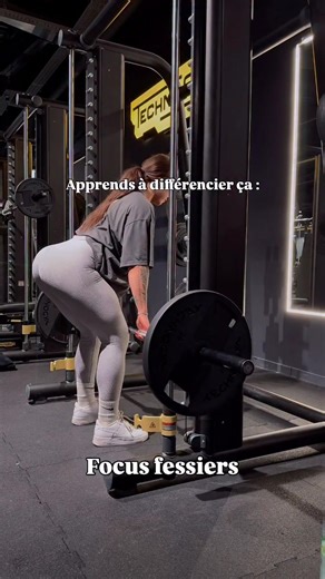 Tu vois la différence entre les deux? Ils se ressemblent et pourtant tout change : 👉 l’intention 👉 le placement 👉 et surtout, le muscle ciblé Focus fessiers : - Fléchis légèrement tes genoux - Pousses tes hanches vers l’arrière jusqu’au maximum de la tension, pas plus bas (inutile car ce sont les lombaires qui vont prendre le relais) - Pousses les hanches vers l’avant pour remonter (contractes fort les fessiers) - N’oublies pas de garder le buste gainé et la sangle abdominale engagée tout le 