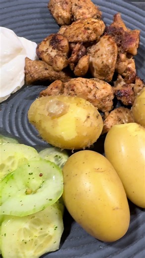 Gyros (Hähnchenbrust mit verschiedenen Gewürzen mariniert) Dazu Drillingskartoffeln , Gurkensalat und Tzatziki #hähnchengyros #drillinge #foodoftheday #gurkensalat