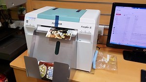 Specifications Model Name FRONTIER-S DX100 Print Method Piezoelectric Inkjet System Print Capacity Approx. 360 Prints/hr 4R (4"x6") Approx 120 Prints/hr 8R (8"x10") Print Size 3 1/2" x 5" - 8" x 39" Processing time (dry to dry) Approx 45 seconds (fastest time) Print Resolution 720 x 720dpi 1440 x 720dpi (HQ mode) Paper Roll Paper - 4"x213', 5"x213', 6"x213', 8"x213' Paper Type Glossy / Lustre – FUJIFILM Quality Dry Photo Paper for the DX100 Ink Cartridges 6 Color (Y, M, C, BK, Pink, Sky Blue) of