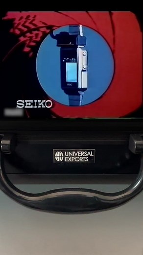 How to get 007 on a SEIKO TV display.The setup: a laptop with HDMI Out to a HDMI converter which converts the signal to Analog video, which connects to the UT-66 Video Sender, which then sends a wireless signal to the SEIKO TV receiver. The receiver is connected with a cable to the SEIKO TV watch.To get the signal to show up on the screen takes a lot of finetuning of the receiver and sender, and even then the signal was so weak that only high contrast, still images were visible. That’s why I dec