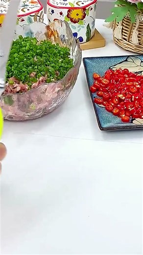 Effortless Scallion Cutting with Kitchen Scissors