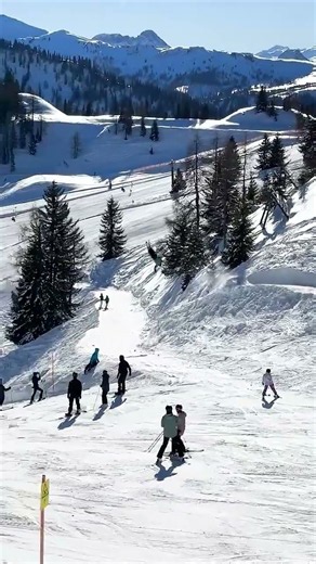 Just your average day on the ski resort 😳 #skiing