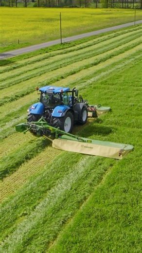 The new EasyCut R 450 from KRONE 👑 With a working width of 4.5 m, telescopic counterweight and optimum driving stability, it revolutionizes rear three-point linkage. Ideal for maximum efficiency and top quality 💪 #KRONE #EasyCut #kroneagriculture | KRONE Agriculture