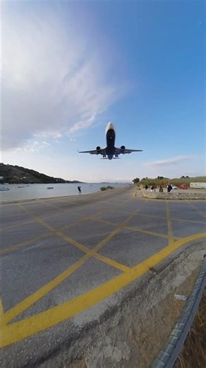 Ryanair Boeing 737 landing over spotters at Skiathos Airport #skiathos #boeing #aviation