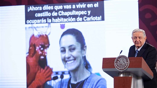Entre risas, AMLO 'saca el diablito' y muestra un meme