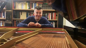 23K views · 206 reactions | Una vez más, Ramon Gener estará en Les Arts para desvelar los secretos de 'La bohème', de Giacomo Puccini.  ¡No te lo pierdas el 1 de diciembre a las 19.30 h en nuestro auditori o a través de streaming! https://bit.ly/3V6R3p5 #LesArts #Musica #Music #Opera #Valencia #Cultura | Les Arts, València | Facebook