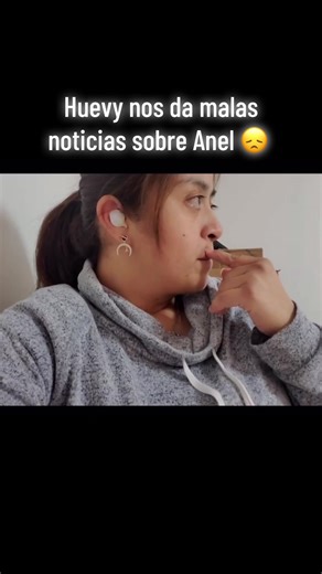 La gente que se muere por ver a Anel tendrá que esperar 11 o 12 años solamente para volver a verla. Que para ella serán dos o tres meses más o menos. Guarden este vídeo para cuando esto suceda. Esta señora regresó más alucinada que nunca, pensativa porque ya es difícil mantener sus mentiras al hilo ya que sabe que no le queda nada y encontró la manera de hacer tease con la hija porque piensa que la gente se muere por verla, cuando la saque inventara que la gente le rogó que lo hiciera y por no d
