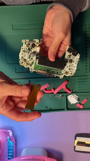 🎮✨ Game Boy Advance Umbau – Mein erstes Mal! ✨🎮 Ich habe mich endlich getraut! 🛠️💖 Meine erste Erfahrung im Umbau einer neuen Shell für meinen Game Boy Advance – inklusive IPS Display Einbau! Löten als Anfängerin?! 😳🔥 Ob ich alles richtig angeschlossen habe… und ob am Ende wirklich alles funktioniert? Das erfahrt ihr im nächsten Video 👀✨ 👉 Follow rein, um nichts zu verpassen! Eure Soffie _________________________ 🎮✨ Game Boy Advance Mod – My First Time! ✨🎮 I finally dared to do it! 🛠️