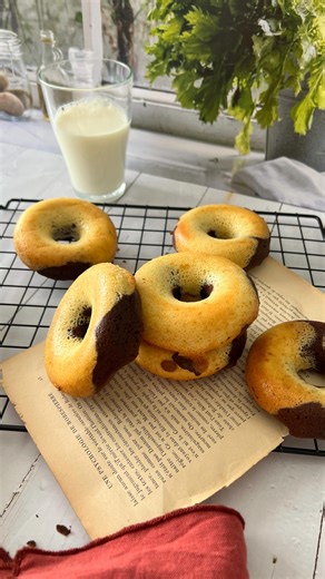 Sharon Allain - recettes faciles et gourmandes on Instagram: "Donut’s marbré Comme le moule est en promo jusqu’à ce soir je vous ai remis une recette que les garçons adorent ! Jai utililise le moule donut’s de chez @guydemarle ainsi que la plaque alu ! 10€ de réduction pour ta première commande en m’écrivant en MP ou en écrivant mon code SHARON dans l’onglet de parrainage quand tu créais ton compte. ⚠️ c’est jusqu’à 26 janvier Nom de conseillère : Sharon Allain ⚠️ il faut que tu me mettes bien c