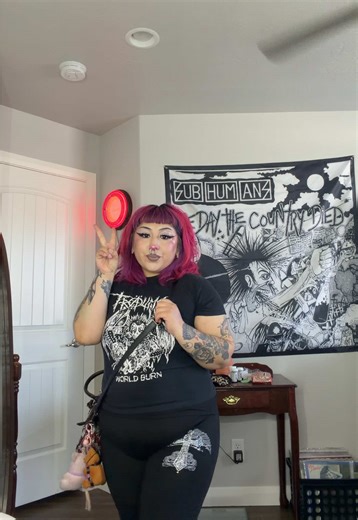 Wet eyeshadow look 💜🖤 Brands used: @MAC Cosmetics @aboutface @Fenty Beauty @NYX Professional Makeup @ColourPop Cosmetics @Morphe Cosmetics @L.A. Girl Cosmetics @Revlon Cosmetics @Blend Bunny Cosmetics @KimChi Chic Beauty #fyp #makeuptutorial #fypシ #fyyyppp #makeupreview