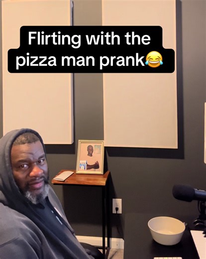 Flirting with the pizza guy while ordering dinner😂 #couples #funny #couplescomedy #fyp