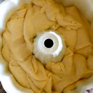 SWEET POTATO CREAM CHEESE BUNDT CAKE: a sweet potato spiced cake, swirled with sweet maple scented cream cheese, and topped with a pecan praline frosting! RECIPE: http://www.thenovicechefblog.com/2016/10/sweet-potato-cream-cheese-bundt-cake/ | The Novice Chef