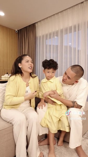 Cả nhà cùng lên tạp chí….. quá dễ với NutifoodGrowPLUS  Colostrum Lactoferrin #N#NutifoodGrowPLUSN#NutifoodGrowPLUSColostrumLactoferrin #Đ#ĐềKhángHàngHiệuSànhĐiệuLênTạpChí