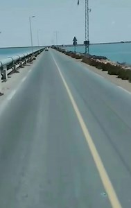 43K views · 1.3K reactions | La chaussée romaine. L'île est reliée du côté sud-est au continent par un pont de 7 kilomètres de long et environ 20 mètres de large. Ce dernier remonte à l'Antiquité . Le pont était par la suite submergé par la mer puis coupé vers 1551, lors des conflits entre Dragut et les Espagnols, avant d'être enfin reconstruit après la Seconde Guerre mondiale . | Djerba Eldorador | Facebook
