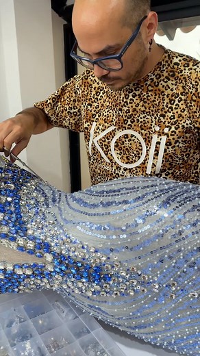 Vestido para Miss Petite Lara y con el cual se coronó como Miss Petite Venezuela 2024🇻🇪✨.. @fernandaj_perez El pinzon azul. Ave representativa de las islas canarias ha sido mi inspiración a la hora de diseñar esta pieza.. el cual se ha elaborado en fino tul bordado y malla elástica color piel.. en su bordado van dispuestos cientos de cristales de roca plateados y azules, cristales de bohemia y cristales facetados en forma de lluvia que caen por toda la extensión.. y sus mangas llevan plumas de