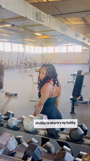 Back lat pulldowns are an excellent exercise to target the latissimus dorsi (lats) and other upper back muscles. Here’s how to perform them properly: •Sit with your feet flat on the floor and your back slightly arched. •Try to extend your arms holding above you without locking those elbows. •Pull the bar down toward the top of your chest, leading with your elbows. Keep your chest lifted & your shoulder down, ( do not shrug ). I hope you found this tip 📌 helpful next time you attack that back ⚡️