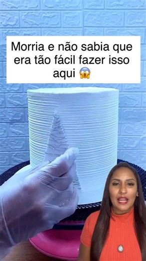 Franci Silva | Dicas Gerais on Instagram: "😱 Morria e não sabia que era tão fácil transformar um bolo simples em uma obra de arte pro #anonovo! Eu fiquei apaixonada nessa ideia, ela alisou o bolo com chantilly, usou um molde de #isopor, enrolou o #led e criou essa #árvore com camadinhas de chantilly que ficaram um charme ✨. As bolinhas douradas e vermelhas deram todo o toque especial, a #estrela no topo completou o visual e, quando ela acende o #led… gente, fica mágico demais! ✨🎄 Uma inspiraçã