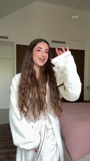De momento no sabemos cómo es su habitación, pero sí sabemos a qué huele, elige tu fragancia favorita, la mía la rosa por supuesto, Euphoria Elixir Magnetic @Calvin Klein