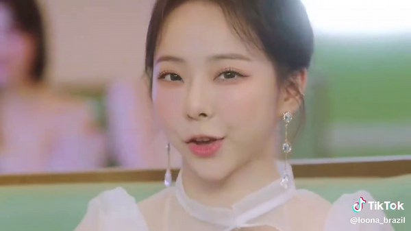 🕐 ✨ #fyp #xyzbca #foryou #foryoupage #voiceeffects ÁUDIO VERSÃO BOICOTE/BOYCOTT! O LOOΠΔVERSO é o universo fictício onde vivem as integrantes do LOONA . Ele é retratado em seus videoclipes e teasers. Sua existência foi anunciada oficialmente em 26 de abril de 2017, mas recebeu seu nome em 22 de maio do mesmo ano. Como a história do LOONAVERSE pode ser interpretada de muitas maneiras diferentes, muitos Orbits começaram a teorizar sobre o que os videoclipes envolvem e como as histórias de cada me