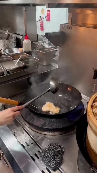 Uncle Roger approved fried rice #cooking #streetfood #wok