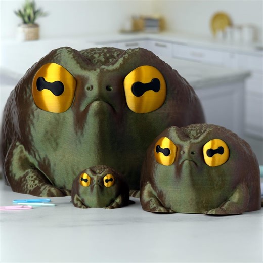 Judgmental Frog Figurine: Grumpy Desk Decor - Funny Animal Sculpture - Etsy