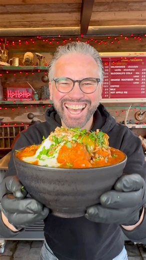 Welcome to my healthy Fakeaway series where all of the recipes come in under 500 calories per portion, and they still taste banging! This means you can enjoy your favourite takeaways at home whilst still eating healthily. I’ve also included the macro breakdown along with the calories per portion for people who are tracking what they eat. Today we are cooking some banging Chicken Tikka Dopiaza, as always, the full recipe is pinned in the comments. #chickentikka #fakeaway #dopiaza #chickencurry | 