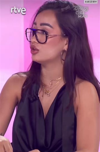 Es curioso, en los comentarios se piensan que lo que me pongo es para atraerlos a ellos, para provocarlos a ellos, para conseguir likes de ellos, todo siempre gira a su alrededor, no sois tan importantes, de hecho sois unos ridículos envidiosos y frustrados, seguid rabiando