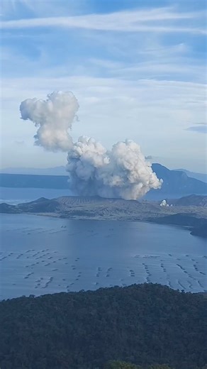 PAGPUTOK NG BULKANG TAAL NGAYONG HAPON 🌋⚠️ LOOK: Kuha sa video ang phreatic eruption sa Taal Volcano bandang alas 4:30 ngayong hapon, Oktubre 2, 2024. Kasalukuyang nananatili ang bulkan sa ALERT LEVEL 1. Abangan ang iba pang mga detalye mamaya. l 🎥: Franzcine Sethnan #VolcanoAlert #VolcanicEruption #TaalVolcano #Batangas | Philippine Emergency Alerts