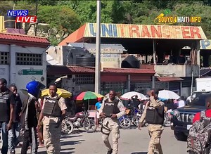 128K views · 890 reactions | Aksyon sa a fèk pase kanapevè maten an aprè yon machin chaje plizyè nèg ak inifòm polis pase simen bal sou plizyè chofè moto.popilasyon an fache yo bloke tout zòn. | Bouyon Haïti INFOS | Facebook