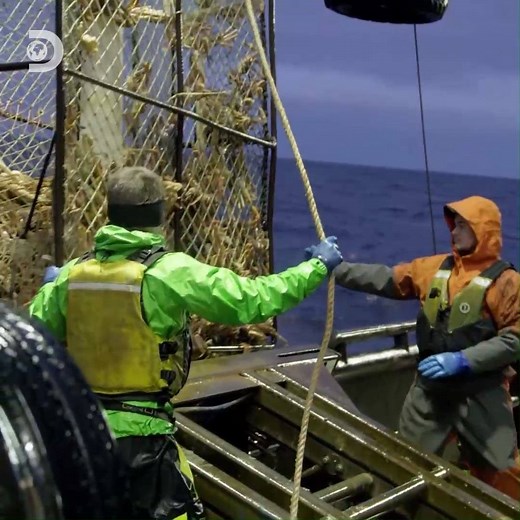 6.4M views · 99K reactions | Voici comment on gagne 44 000$ de l’heure 呂 Retrouvez "Péril en haute mer" dès 20.45 tous les lundis sur Discovery Channel  | Discovery France | Facebook