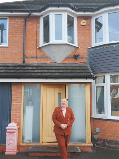 🏡Just Listed – A Stunning Five-Bedroom Family Home Tucked away on a quiet cul-de-sac in a highly desirable area, this beautifully modernised five-bedroom home offers stylish, spacious living throughout. Highlights include a bright bay-fronted lounge, impressive open-plan kitchen/diner with island and bi-fold doors, five well-sized bedrooms, and a modern family bathroom. Outside, enjoy a generous driveway, landscaped garden with patio and covered bar, plus a fantastic detached outbuilding ideal 