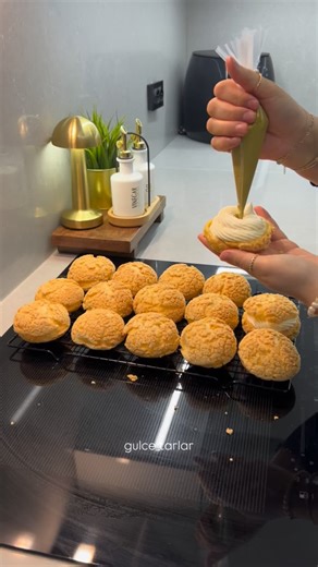 Gül Özay on Instagram: "Tam tariftir detaylara uyarak yaparsanız aynı sonuca varırsınız 🤍 KREAM PUFF (Craquelin’li Profiterol) 🤍 🥣 1. AŞAMA: ARA KREMASI (İÇ DOLGU) Pişmeden Önce • 4 su bardağı süt • 1 yumurta sarısı • 3 yemek kaşığı un • 5 yemek kaşığı nişasta • 1,5 su bardağı toz şeker Piştikten Sonra • 1 tatlı kaşığı tereyağ • 1 paket vanilya • 1 çay bardağı beyaz çikolata(60 gr) Soğuduktan Sonra • 1 paket toz kremşanti Yapılışı: Pişmeden önceki tüm malzemeleri tencereye alıp karıştırarak k