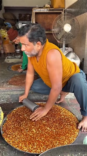 Peanut Chikki making with honey 😱🥜🍯 – natural sweetness, kadak crunch aur desi street food ka real taste! 🤤🔥 #indianstreetfood #viral #trending #peanutchikki #streetfoodindia