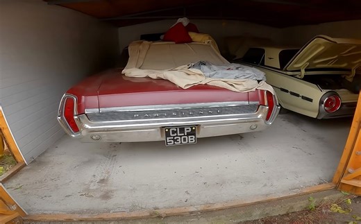 1964 Pontiac Parisienne Parked for 27 Years Has a Rare Feature Inside the Cabin