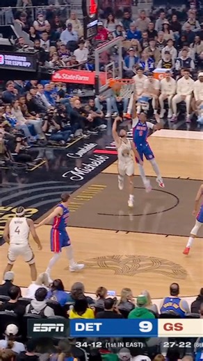 Stephen Curry puts in the WILD acrobatic reverse layup, then Ausar Thompson immediately responds by dropping the BEHIND-THE-BACK DIME to Jalen Duren! 🤯 DET-GSW on ESPN Tap to Watch ➡️ https://www.nba.com/how-to-watch-game-redirect/0022500696?partnerRef=NBA&platform=Facebook&surface=Post | NBA