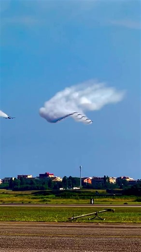 Italian Air Force Celebrates 100th Anniversary With Memorable Airshow. 💪🏿 🇮🇹. (IG:italianexplorer__) via instagram.com/we_are_italians | We Are Italians