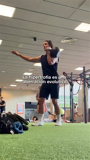Nicolás Zamanillo on Instagram: "👆🏼Sigue el link de mi bio “Estar en forma” no es un asunto estético… cuando el cuerpo humano es una máquina diseñada para algo mucho más complejo: tolerar, adaptarse y prosperar bajo presión. Hemos olvidado que nuestro sistema viene de la intemperie y la escasez: del frío, del calor, del terreno, del hambre, del peligro, de la carga. Nuestro organismo se construyó a base de estímulos variados y adversos, no de entornos controlados y repetitivos. Cuando reducimo