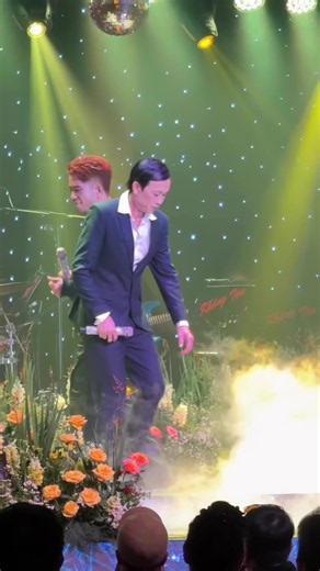 Hoài Linh song ca cùng Huỳnh Nhật Huy trên sân khấu