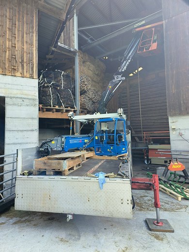 Mehr Schlagkraft ist gefragt. Der alte Kran wird kontrolliert und bekommt dann in eine neue Arbeitsumgebung. Dank der robusten Bauart und hohen qualität der Komponenten, ist die Lebensdauer der TECHNICA-Auer Heukräne unantastbar. #technicakranag #technicaheukran #kran #auerkran #heukran #swiss #landwirtschaftlichemaschinenimeinsatz #silage #unglaublich #mercedesactros #v8 | TECHNICA Kran AG