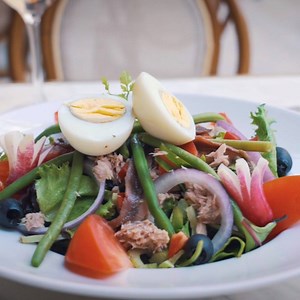 Café restaurant authentique face au grand Hôtel Dieu 🙌😍 Le bon plan de quartier avec une cuisine maison et des tapas de qualité c'est chez le Café Hôtel Dieu ❤️ L'emplacement avec vue sur l'Hôtel Dieu est idéal pour le petit café du matin ou encore pour des afterworks endiablés 😋 😈 LE BON PLAN POUR : La salle du haut qu'on imagine pas pour déjeuner tranquille ou en groupe ou un moment de travail 😈 INCONTOURNABLE : La planche de charcuterie à partager 😈 ON ADORE : Le menu à 19,90 euros , so