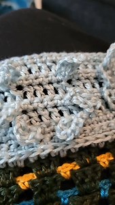 Have you ever wondered how braided loops/Jacob's ladder works in crochet? 🤔 All you do is crochet a few rows with loops, and then pull the loops one through the other! The top loop is then secured with a stitch to hold it down. Easier than it looks! I always love getting a chance to use this stitch, so I was thrilled to see it pop up in Kit 6 of the Jimmy Beans Wool Blanket Club! ♥️ Ready to join the JBW Blanket Club? Signups are open all year - sign up any time and start with month 1! Pick cro