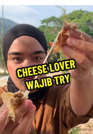 Cheese lover memang wajib try ni 🔥 Samozarella daging sekali gigit terus melting 🤤 Isi daging juicy cheese meleleh, memang puas hati setiap gigitan 😍 Kalau hang peminat cheese ini confirm jadi fav! Mai cepat rasa sendiri, jangan sampai ketinggalan 👀 #bungakoopi #sikkedah #fypage #samosalover #cheeselover