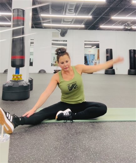 Natalie Raitano on Instagram: "2 times a month @embrowder hosts an amazing stretch class at SUPERBODIES. If you workout here you know that we are consistently strength and resistance training. It’s hard work and our bodies need to a class that helps us relax plus workout the kinks and tightness. Try our 5:45pm SUNSET 🌅 STRETCH tonight and 1/28! Taking care of yourself is priority so that you can keep up with your workouts and stay out of injury. That being sign up and I will be here tonight str